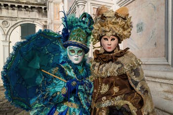 I figuranti del carnevale di Venezia davanti alla chiesa di San Zaccaria