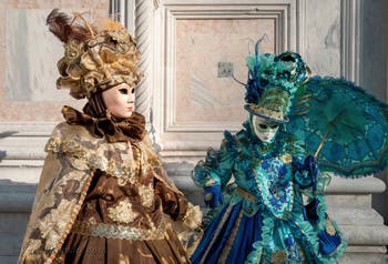 I figuranti del carnevale di Venezia davanti alla chiesa di San Zaccaria