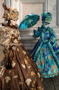 I figuranti del carnevale di Venezia davanti alla chiesa di San Zaccaria