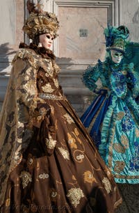 I figuranti del carnevale di Venezia davanti alla chiesa di San Zaccaria