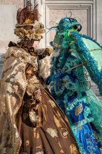 I figuranti del carnevale di Venezia davanti alla chiesa di San Zaccaria