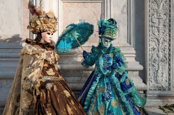 I figuranti del carnevale di Venezia davanti alla chiesa di San Zaccaria