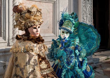 I figuranti del carnevale di Venezia davanti alla chiesa di San Zaccaria