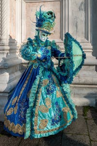 I figuranti del carnevale di Venezia davanti alla chiesa di San Zaccaria