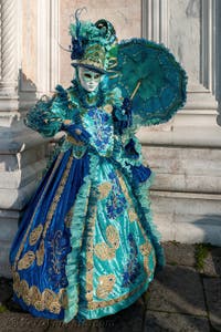 I figuranti del carnevale di Venezia davanti alla chiesa di San Zaccaria