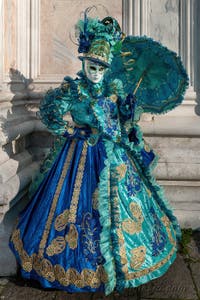 I figuranti del carnevale di Venezia davanti alla chiesa di San Zaccaria