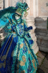 I figuranti del carnevale di Venezia davanti alla chiesa di San Zaccaria