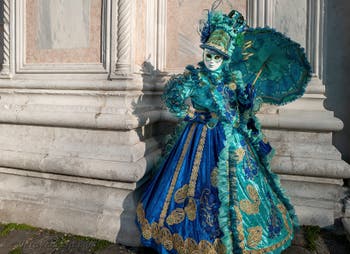 I figuranti del carnevale di Venezia davanti alla chiesa di San Zaccaria