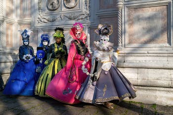 I figuranti del carnevale di Venezia davanti alla chiesa di San Zaccaria