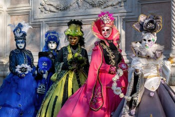 I figuranti del carnevale di Venezia davanti alla chiesa di San Zaccaria