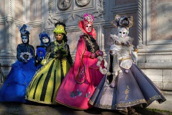 I figuranti del carnevale di Venezia davanti alla chiesa di San Zaccaria