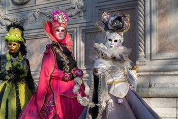 I figuranti del carnevale di Venezia davanti alla chiesa di San Zaccaria