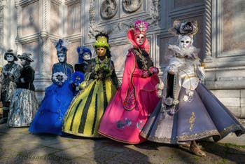 I figuranti del carnevale di Venezia davanti alla chiesa di San Zaccaria