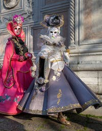 I figuranti del carnevale di Venezia davanti alla chiesa di San Zaccaria