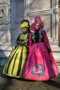 I figuranti del carnevale di Venezia davanti alla chiesa di San Zaccaria