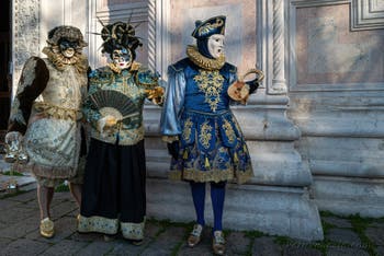 I figuranti del carnevale di Venezia davanti alla chiesa di San Zaccaria