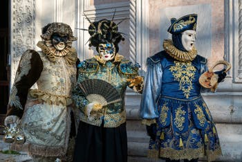 I figuranti del carnevale di Venezia davanti alla chiesa di San Zaccaria