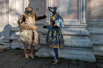 I figuranti del carnevale di Venezia davanti alla chiesa di San Zaccaria