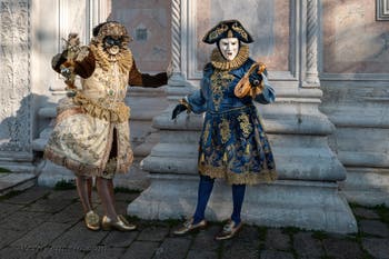 I figuranti del carnevale di Venezia davanti alla chiesa di San Zaccaria