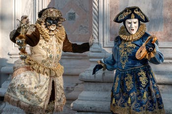 I figuranti del carnevale di Venezia davanti alla chiesa di San Zaccaria