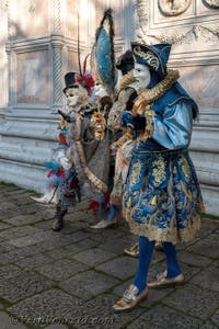 I figuranti del carnevale di Venezia davanti alla chiesa di San Zaccaria