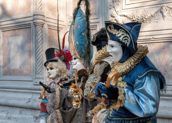 I figuranti del carnevale di Venezia davanti alla chiesa di San Zaccaria