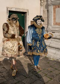 I figuranti del carnevale di Venezia davanti alla chiesa di San Zaccaria