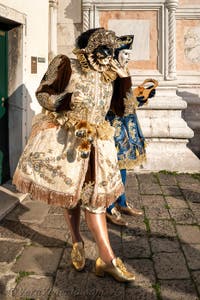 I figuranti del carnevale di Venezia davanti alla chiesa di San Zaccaria