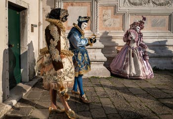 I figuranti del carnevale di Venezia davanti alla chiesa di San Zaccaria