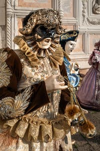 I figuranti del carnevale di Venezia davanti alla chiesa di San Zaccaria