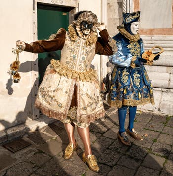 I figuranti del carnevale di Venezia davanti alla chiesa di San Zaccaria