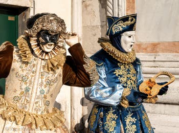 I figuranti del carnevale di Venezia davanti alla chiesa di San Zaccaria