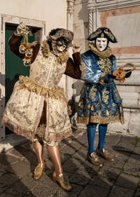 I figuranti del carnevale di Venezia davanti alla chiesa di San Zaccaria