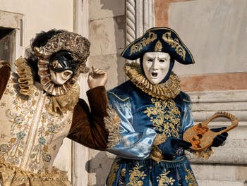 I figuranti del carnevale di Venezia davanti alla chiesa di San Zaccaria