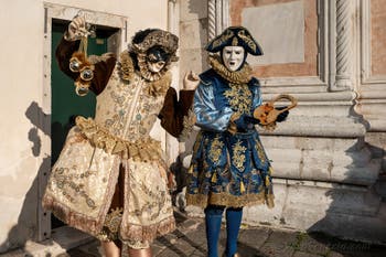 I figuranti del carnevale di Venezia davanti alla chiesa di San Zaccaria