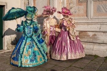 I figuranti del carnevale di Venezia davanti alla chiesa di San Zaccaria