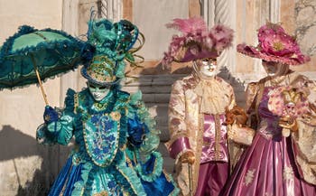 I figuranti del carnevale di Venezia davanti alla chiesa di San Zaccaria