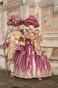 I figuranti del carnevale di Venezia davanti alla chiesa di San Zaccaria