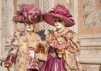 I figuranti del carnevale di Venezia davanti alla chiesa di San Zaccaria