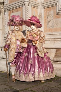 I figuranti del carnevale di Venezia davanti alla chiesa di San Zaccaria