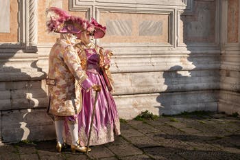 I figuranti del carnevale di Venezia davanti alla chiesa di San Zaccaria