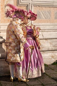 I figuranti del carnevale di Venezia davanti alla chiesa di San Zaccaria