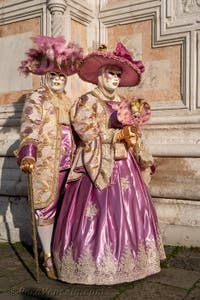 I figuranti del carnevale di Venezia davanti alla chiesa di San Zaccaria