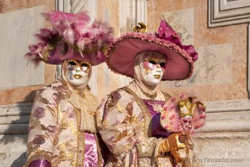 I figuranti del carnevale di Venezia davanti alla chiesa di San Zaccaria