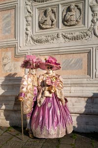 I figuranti del carnevale di Venezia davanti alla chiesa di San Zaccaria