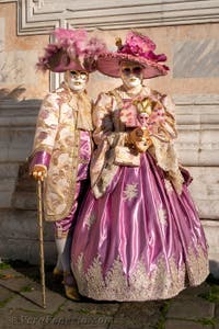 I figuranti del carnevale di Venezia davanti alla chiesa di San Zaccaria