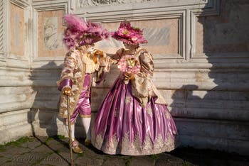 I figuranti del carnevale di Venezia davanti alla chiesa di San Zaccaria