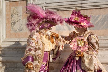 I figuranti del carnevale di Venezia davanti alla chiesa di San Zaccaria