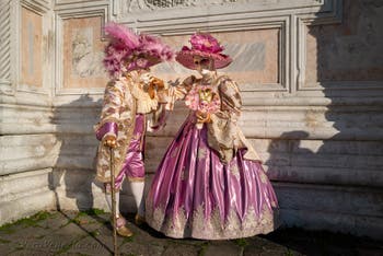 I figuranti del carnevale di Venezia davanti alla chiesa di San Zaccaria