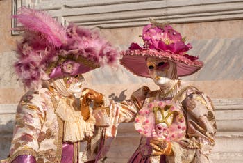 I figuranti del carnevale di Venezia davanti alla chiesa di San Zaccaria